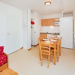 With Balcony For 6 People דירה *
